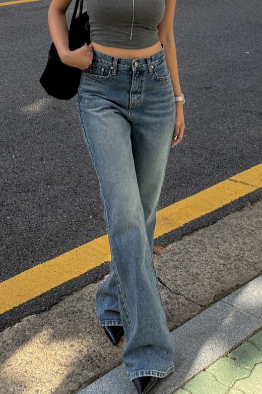 02 刷色微喇叭牛仔褲