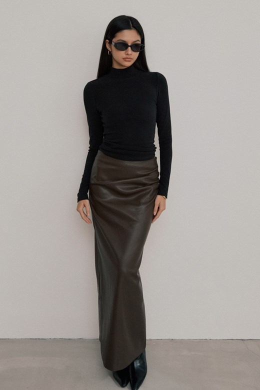 單邊打褶後開岔皮革長裙