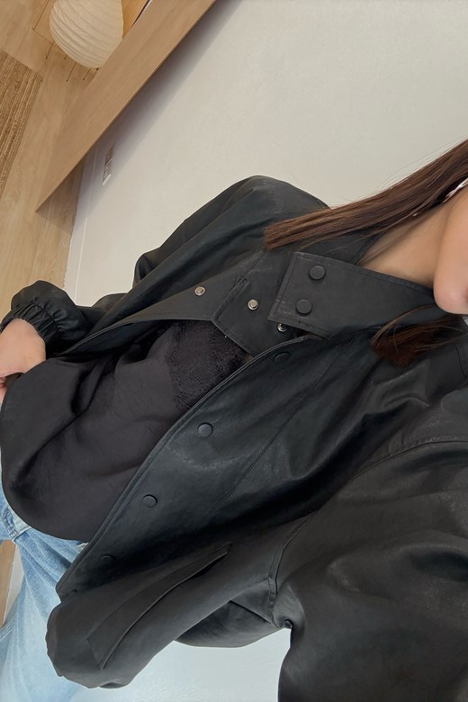 11 立領壓釦皮外套