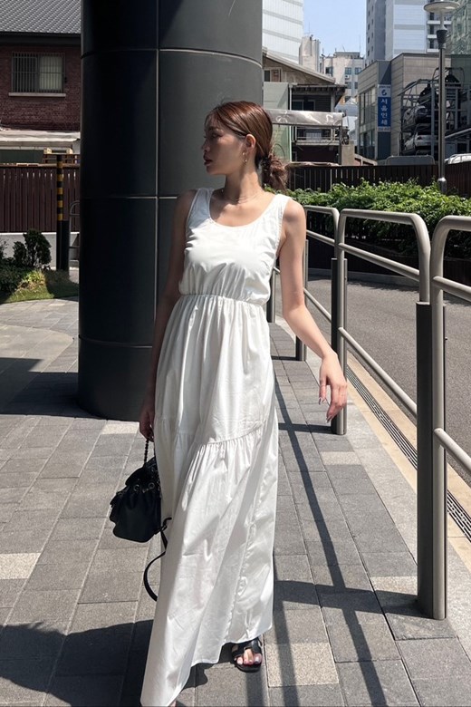 優雅感露背圓領長洋裝