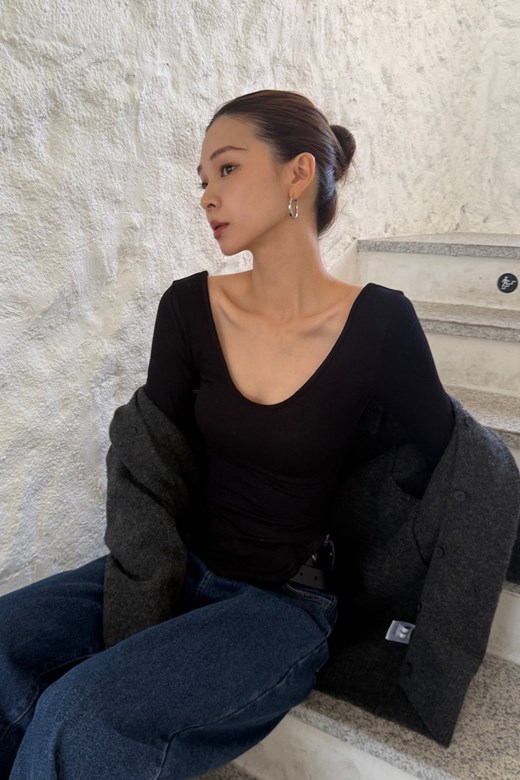 08 Soft Curve圓弧大U領上衣