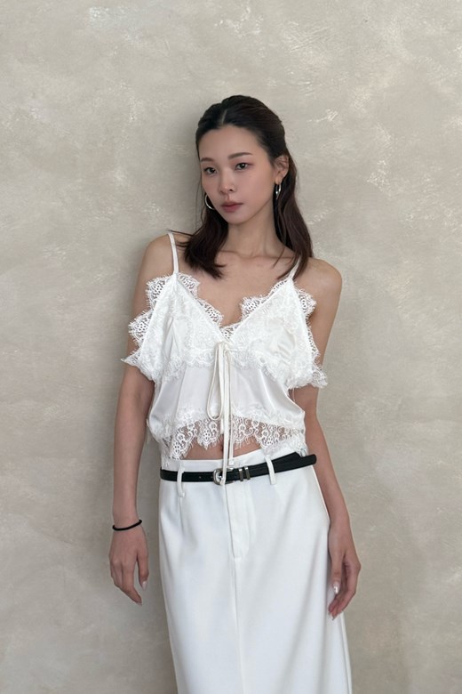 03 質感睫毛蕾絲滾邊細肩緞面上衣