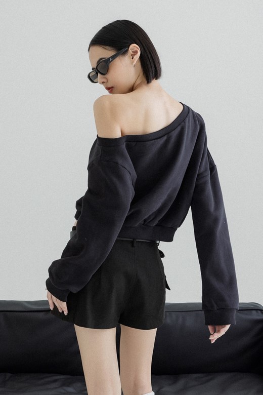 mi刺繡短版斜肩大學tee