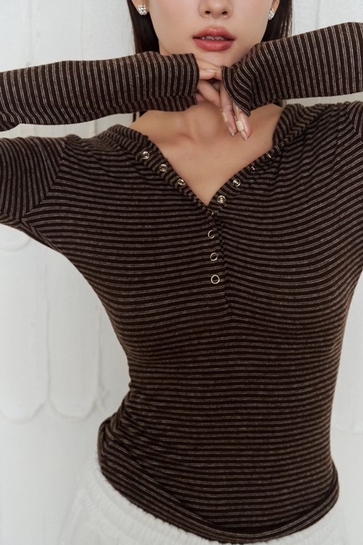01 連帽條紋排釦長袖上衣