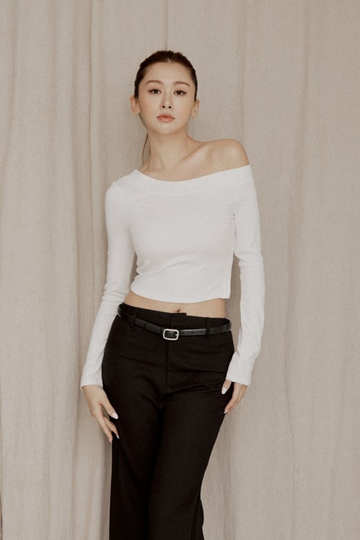 側開釦斜肩長袖上衣