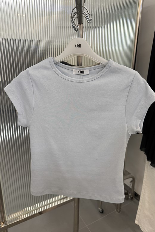 01 每天都要穿彈力短Tee