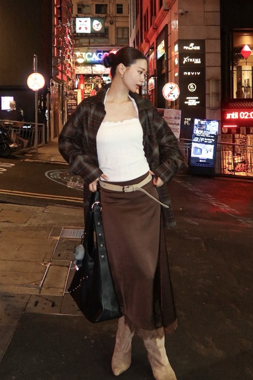 緞面斜擺蕾絲半裙