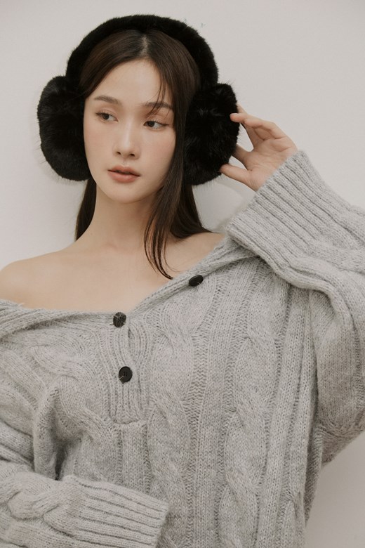 03 翻領麻花排釦毛衣