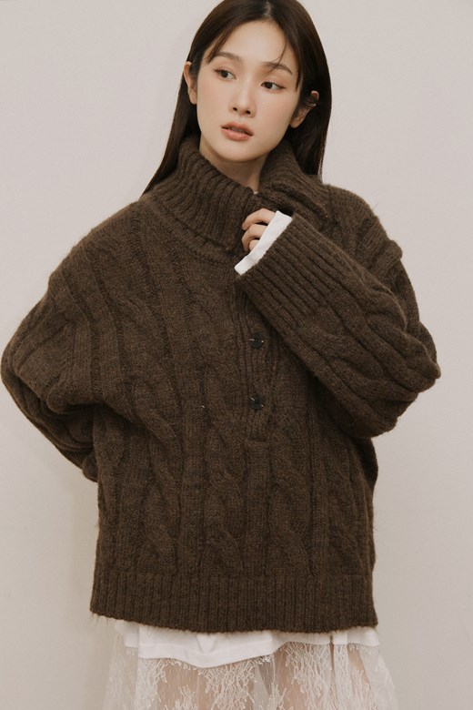 03 翻領麻花排釦毛衣