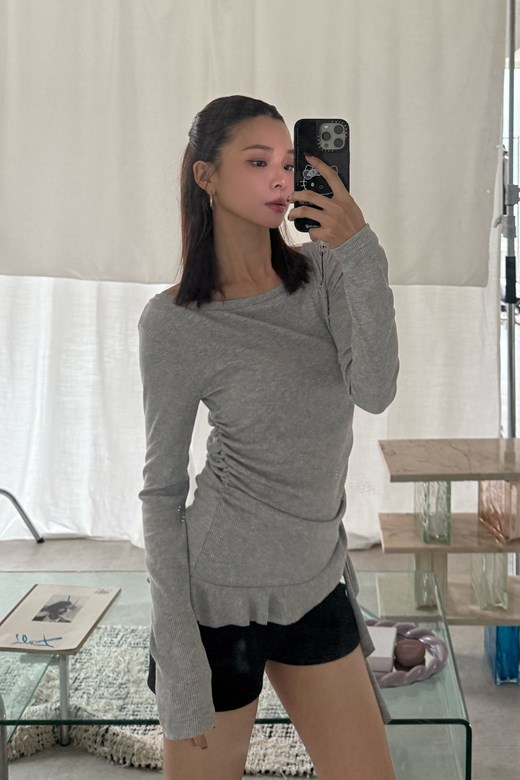 07 捲邊側抓皺長袖上衣