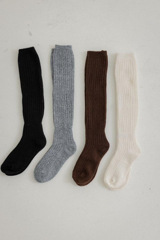 35 螺紋設計素面中筒襪