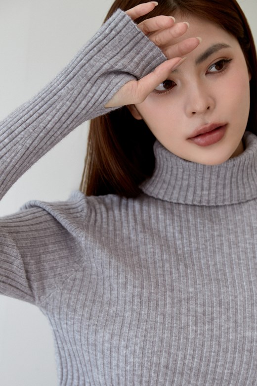 反摺高領針織上衣