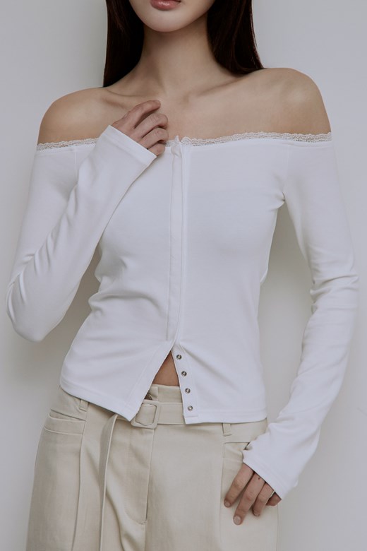 蕾絲滾邊一字領壓釦上衣