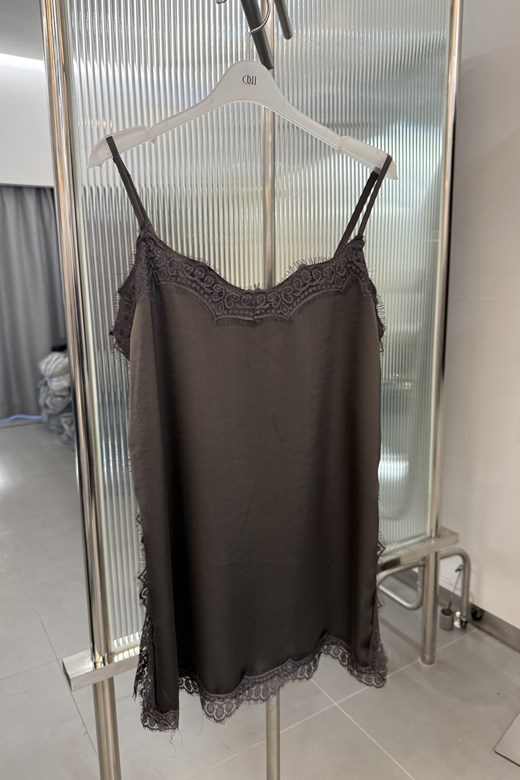 04 浪漫法式下擺蕾絲細肩背心上衣