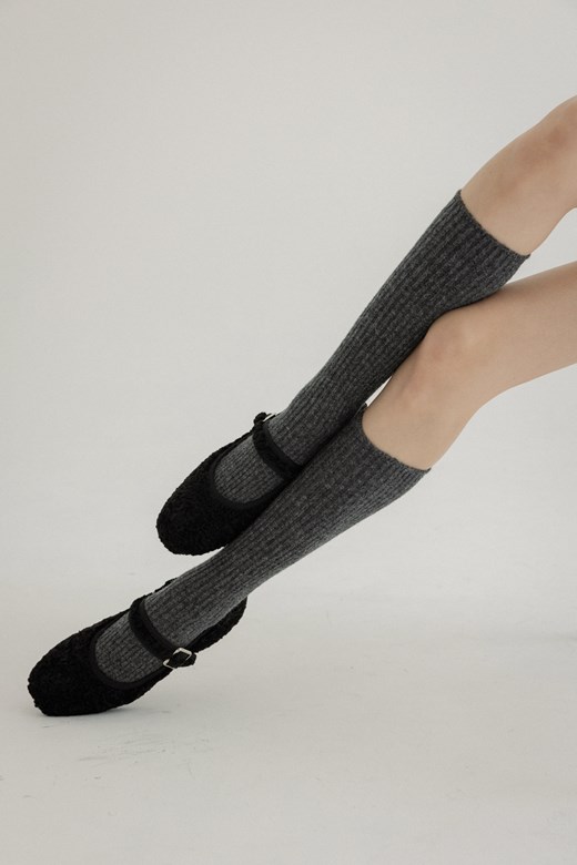 32 坑條素色中筒襪