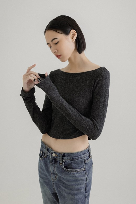 01 柔膚圓領短版長袖上衣