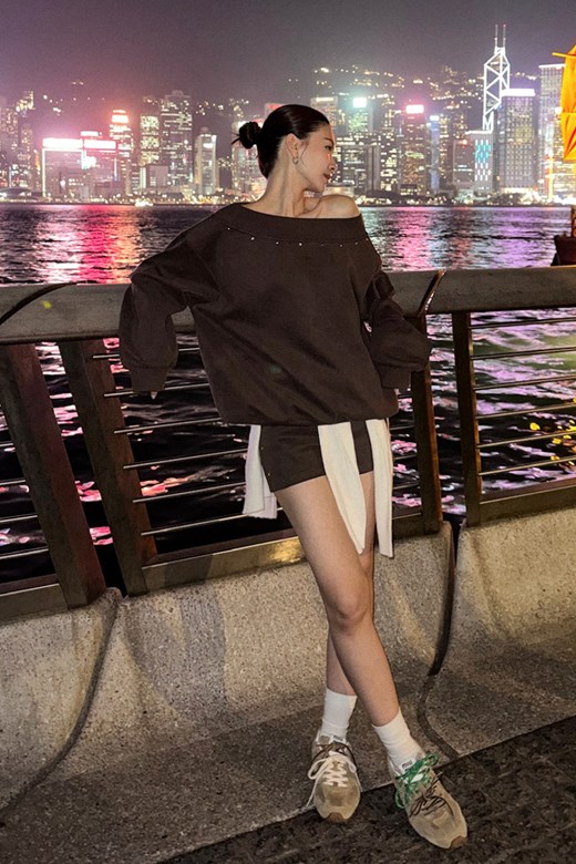 鉚釘斜肩大學Tee