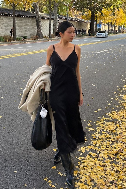 17 蕾絲拼接V領吊帶洋裝