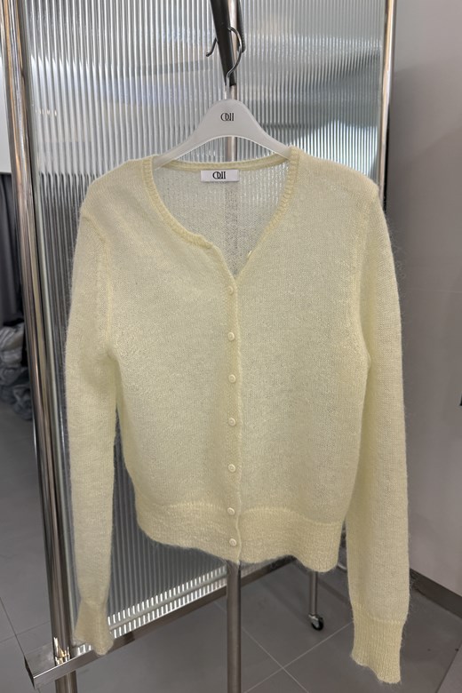 05 馬海毛溫柔歐膩釦子罩衫