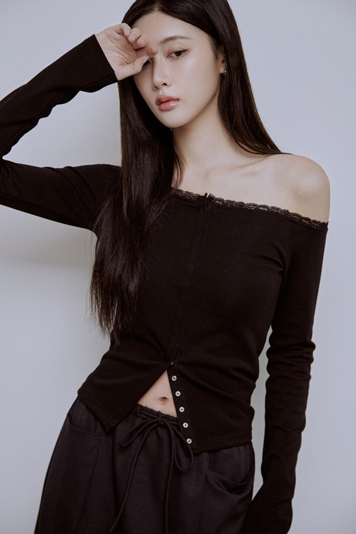 蕾絲滾邊一字領壓釦上衣