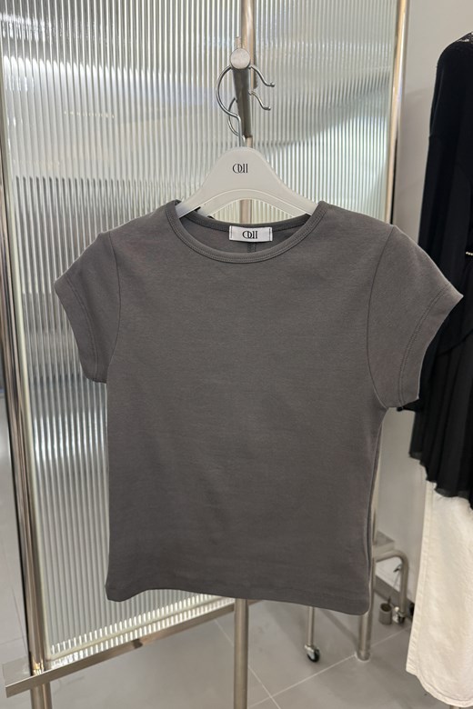 01 每天都要穿彈力短Tee