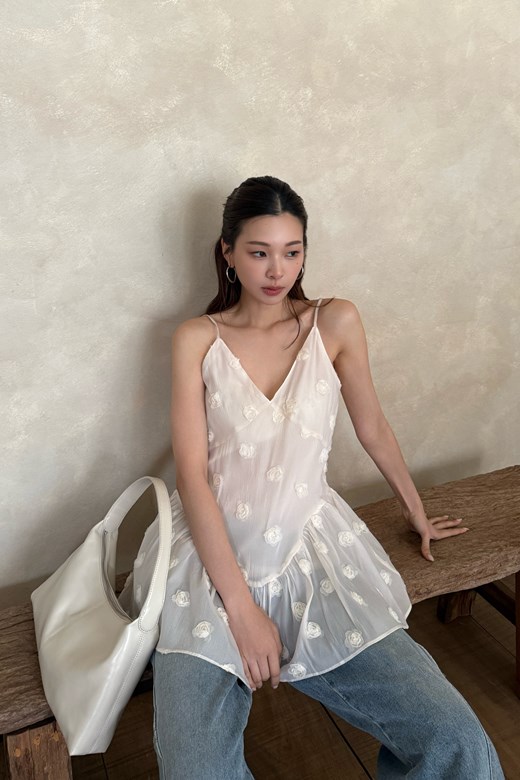 13 立體小花透紗細肩傘擺上衣