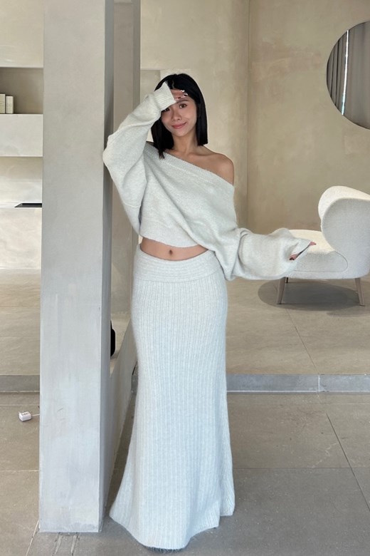 Soft Embrace 落肩針織一字領套裝