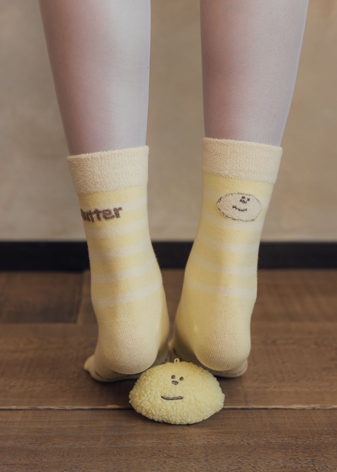 奶油毛茸茸條紋襪子