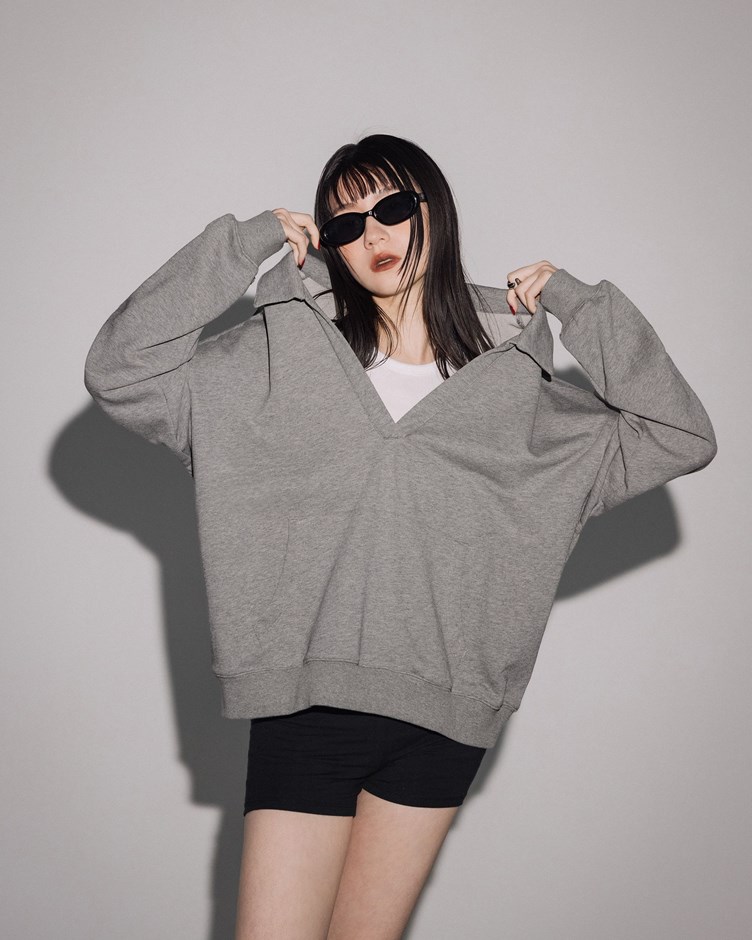外翻V領休閒大學TEE