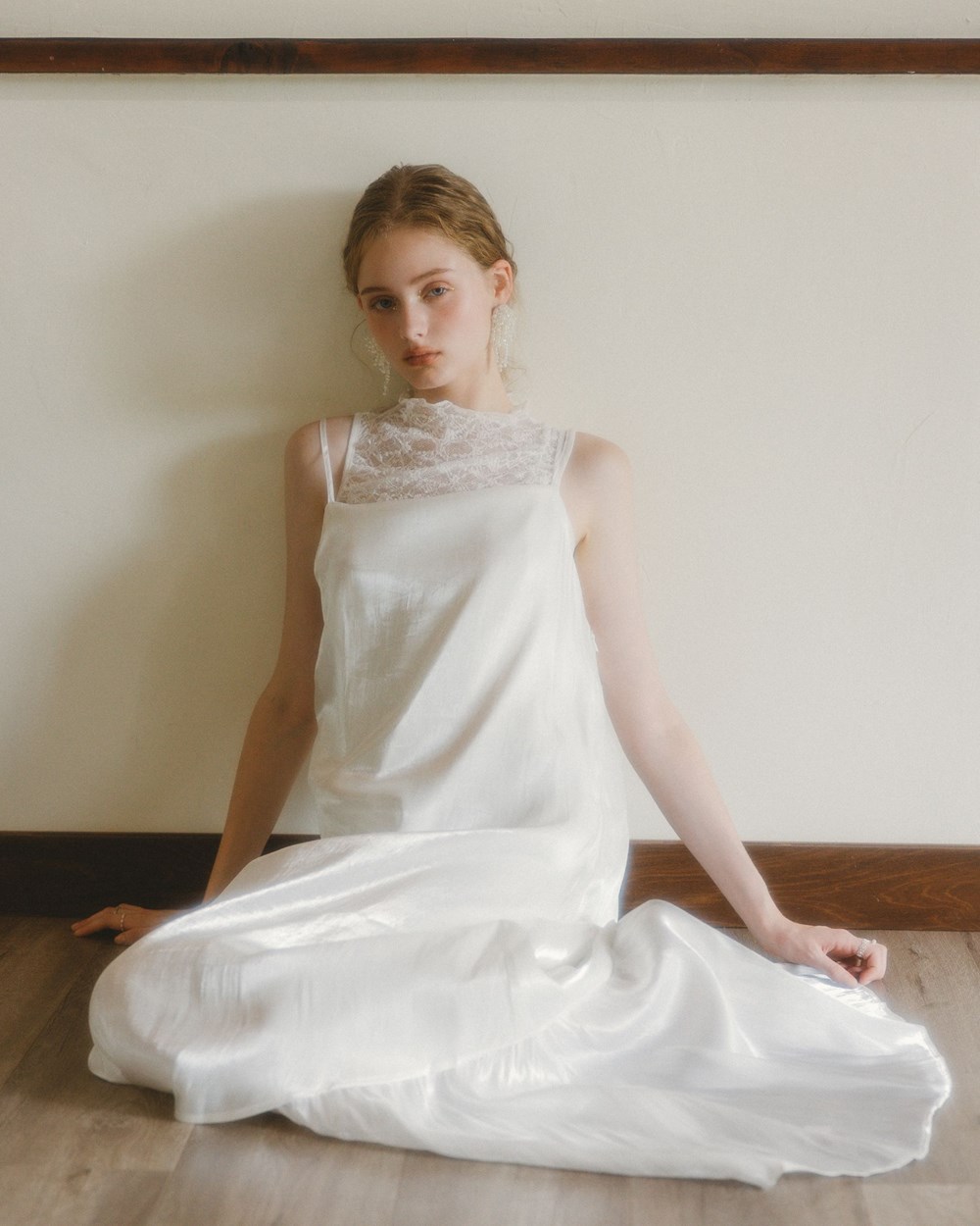 蕾絲小高領後中線造型背心