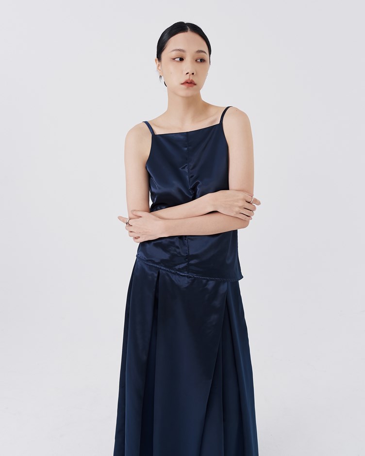 絲緞光澤平領露背上衣