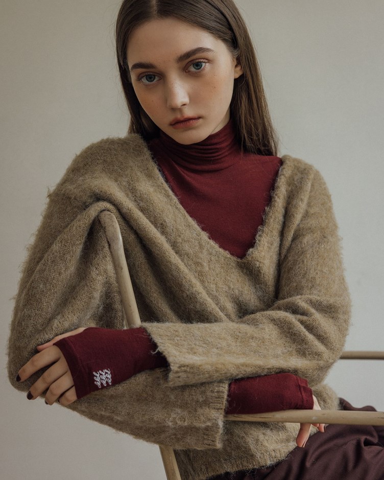 品牌LOGO磨毛感V領針織上衣