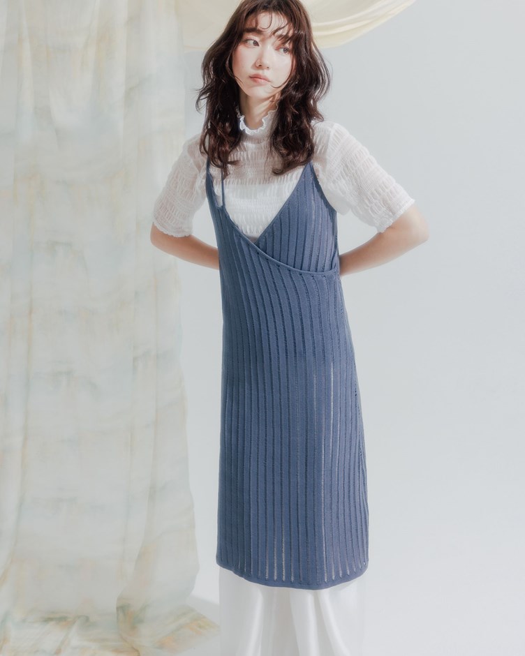 微透縐縐小澎袖高領上衣