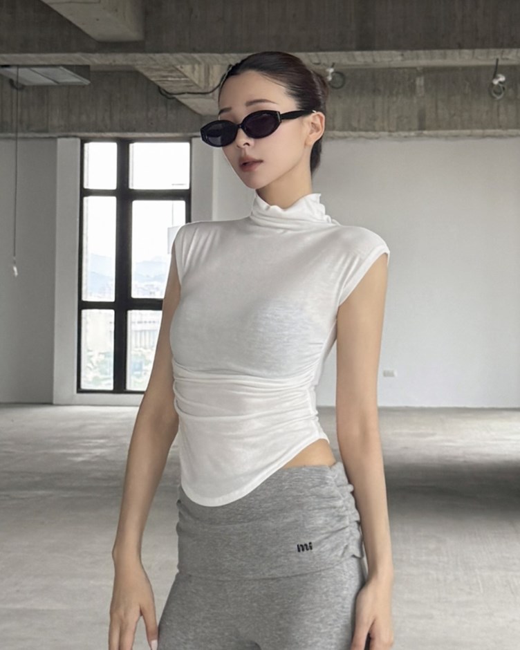堆堆感高領側抓皺上衣