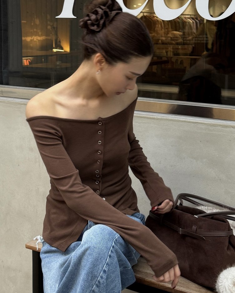 26 Muse Fit 排釦彈性一字領上衣