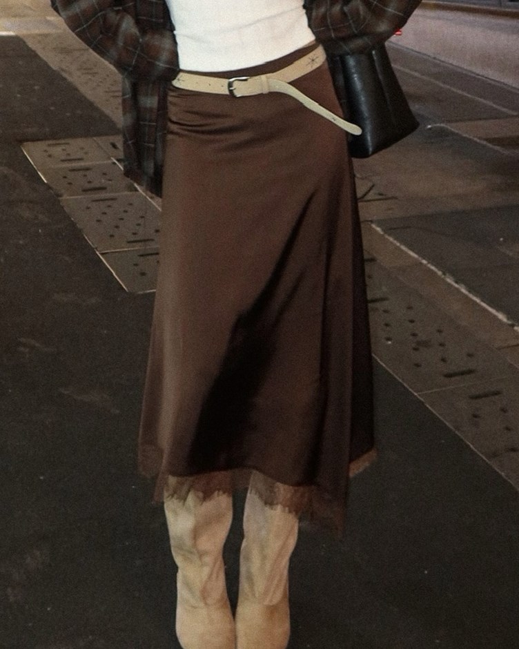 緞面斜擺蕾絲半裙