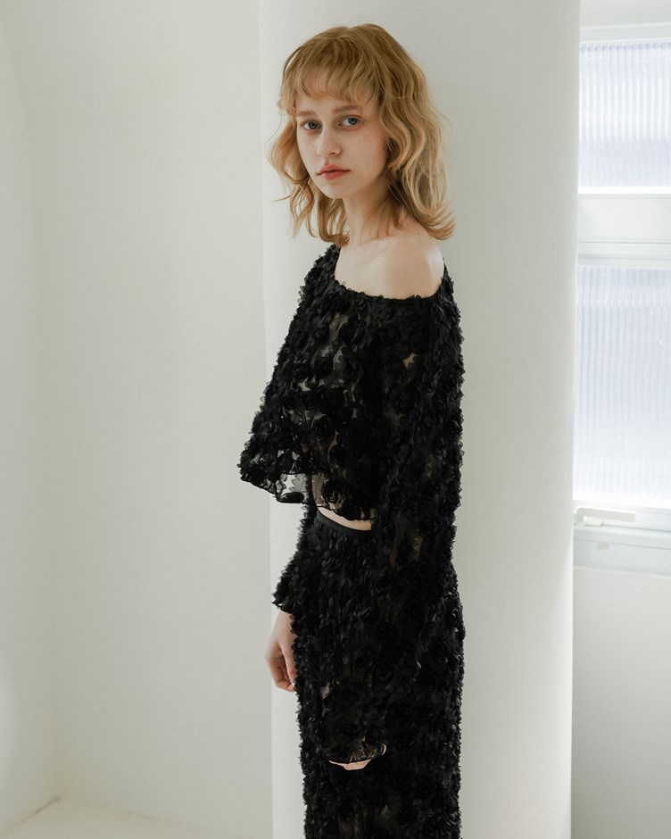 透肌感立體花朵大圓領上衣