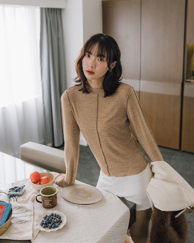 中線造型微高領上衣