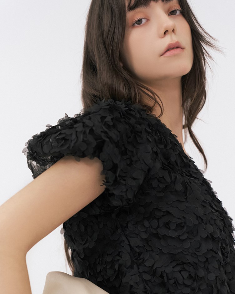 立體花朵澎袖上衣