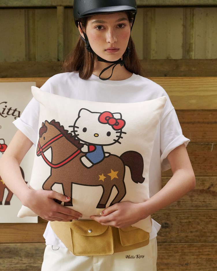HELLO KITTY騎馬印花抱枕