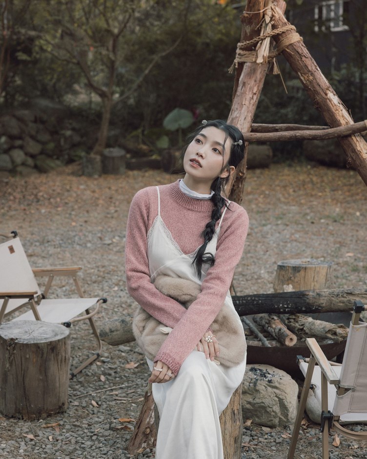 柔軟小高領配色袖針織上衣