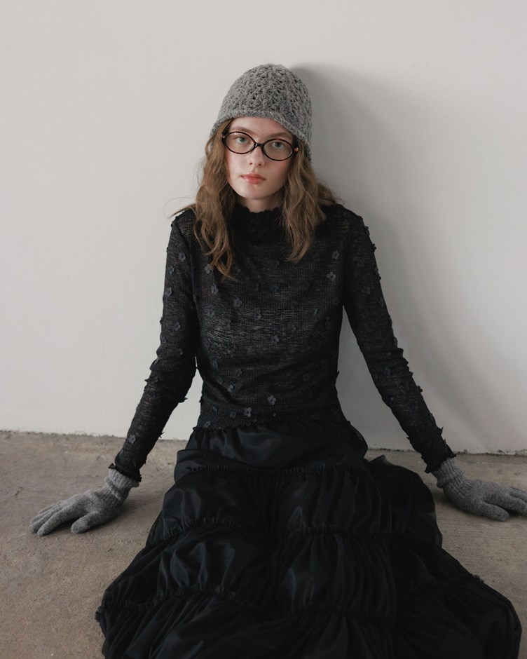 立體小花紋理捲邊高領上衣