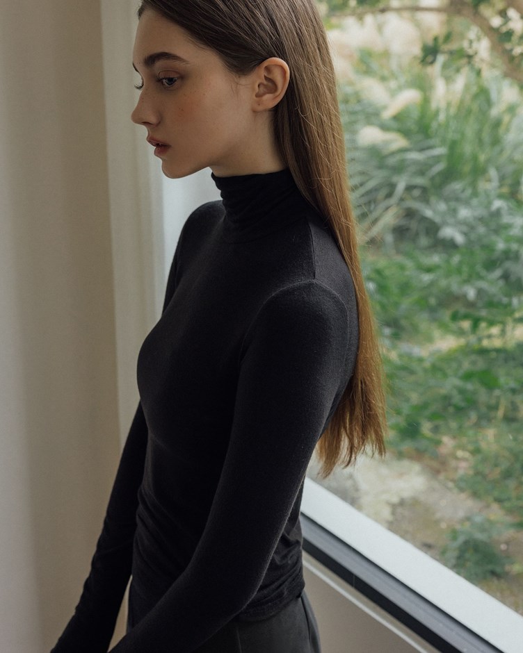 品牌LOGO親膚柔感高領長袖上衣