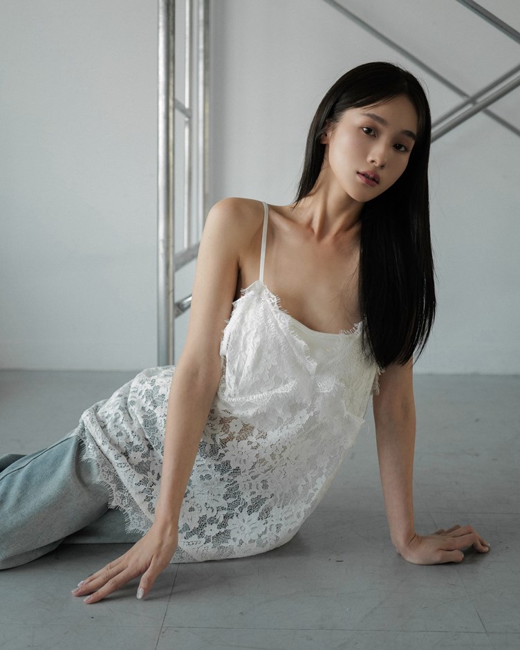 透肌雕花蕾絲洋裝