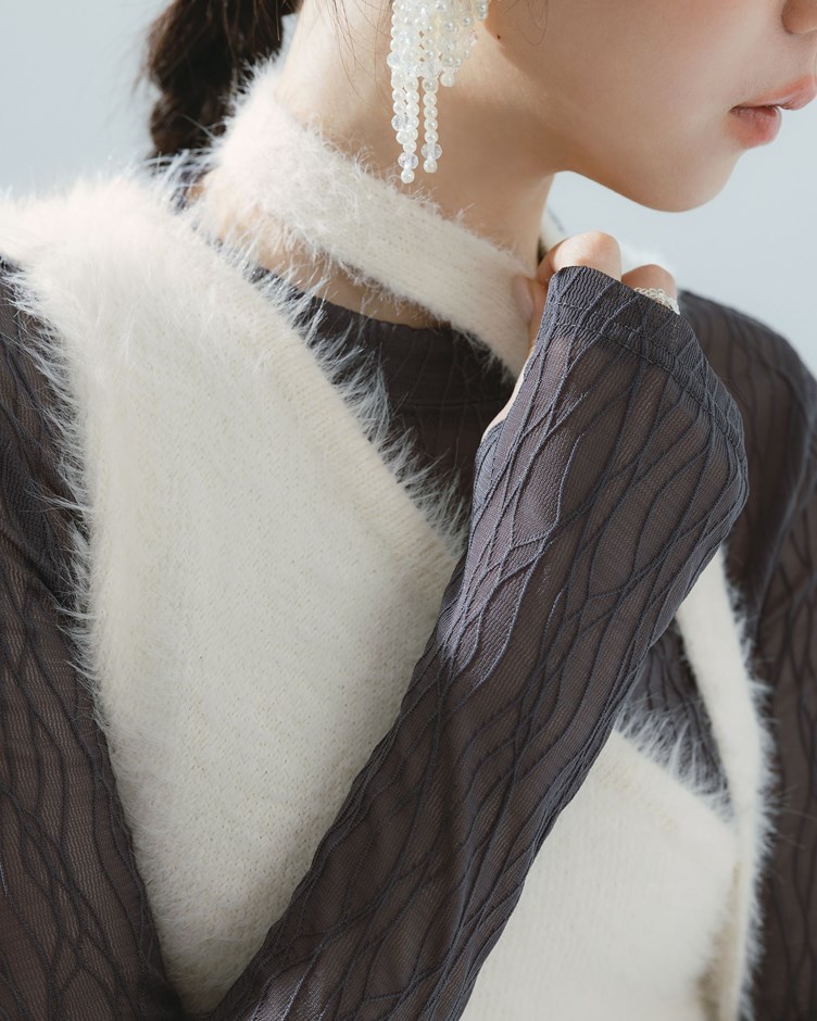 日系凸線條微高領長袖套指上衣