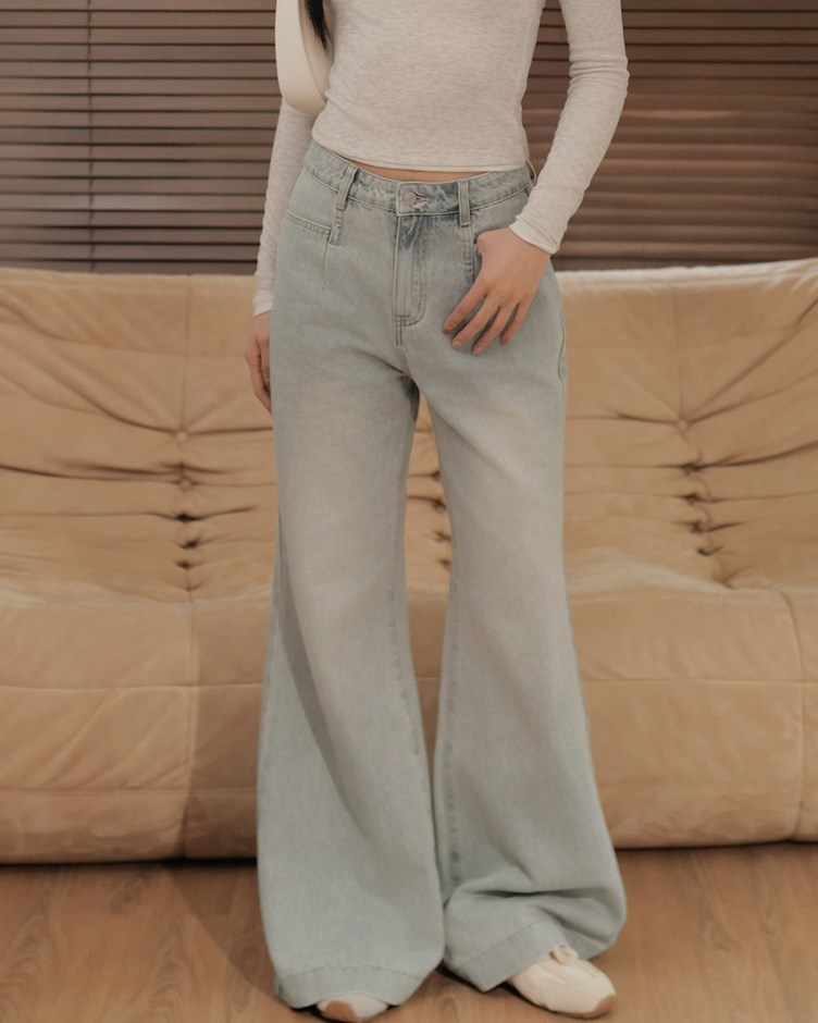 淺刷色微喇叭牛仔長褲