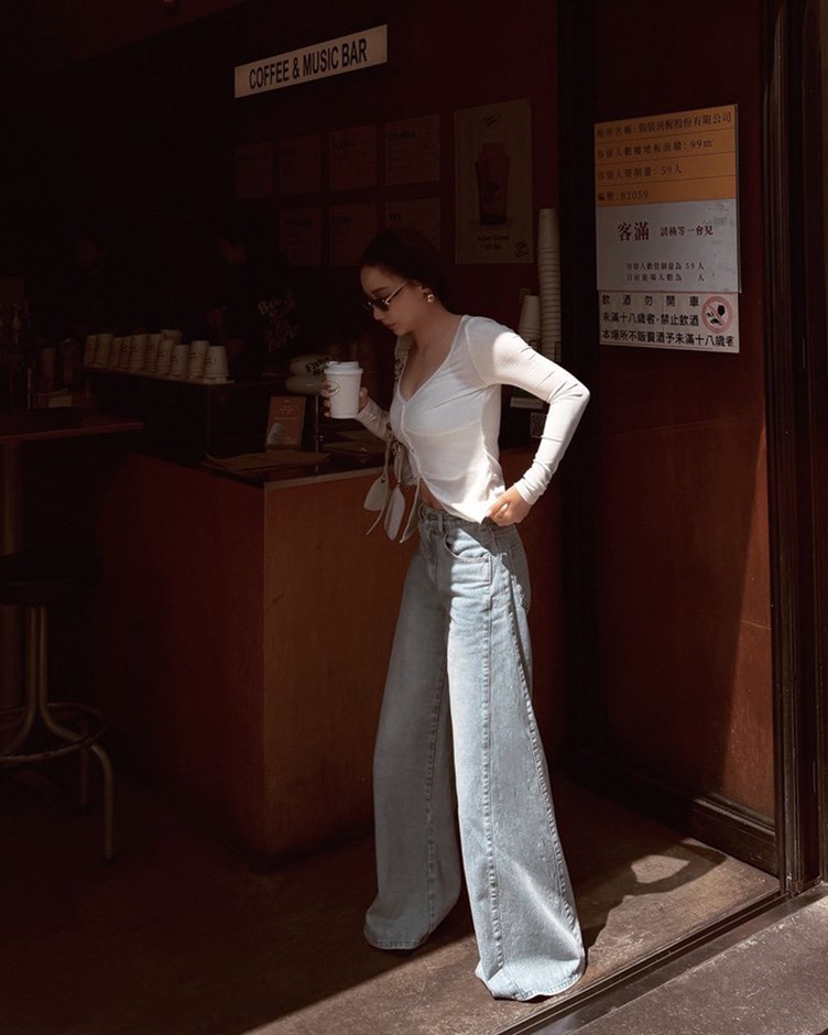 (預購4月中出貨)側線拼接傘擺牛仔寬褲