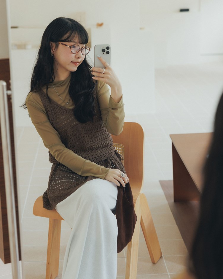 小高領透肌網紗側抓皺上衣