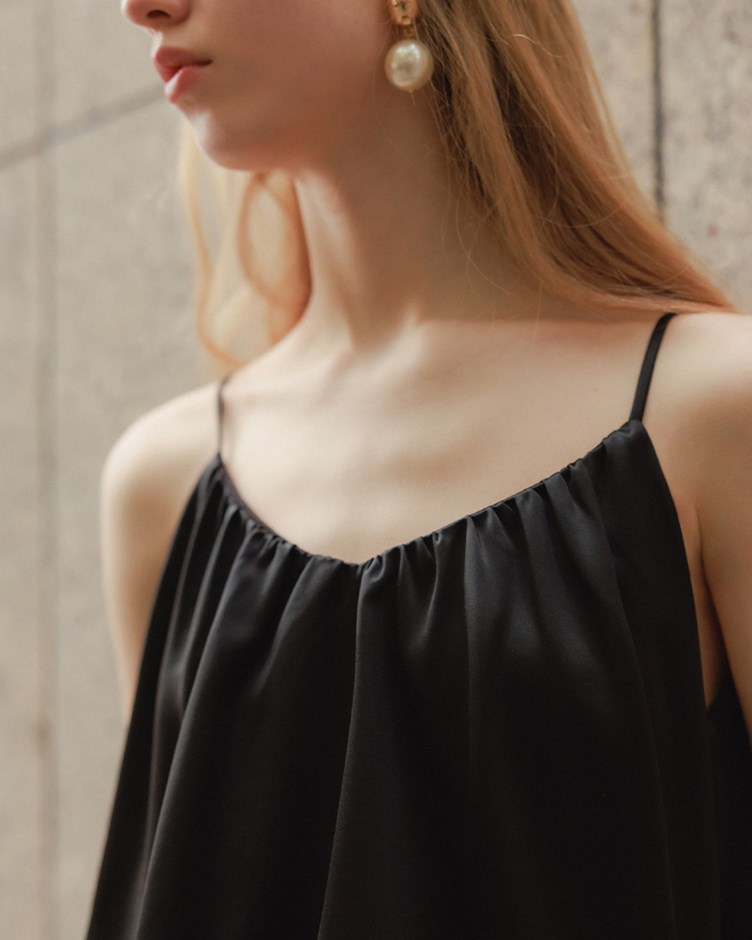 霧光緞面細肩帶上衣