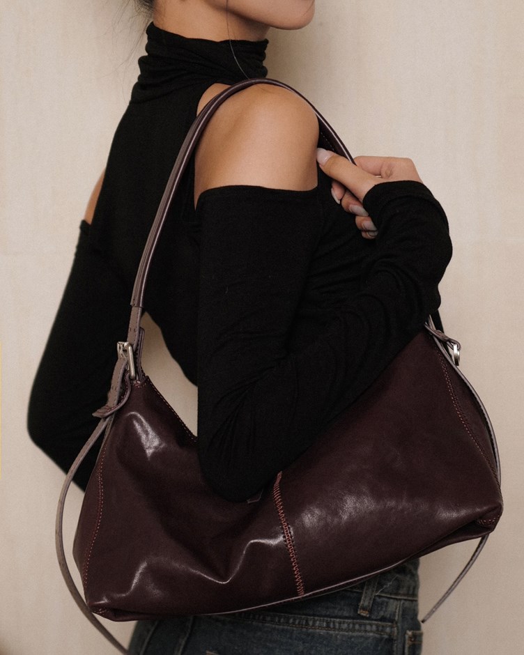 柔軟垂墜皮革肩背包